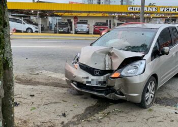 [Fotos] Grave acidente envolvendo dois carros deixa mulher ferida em Jaraguá