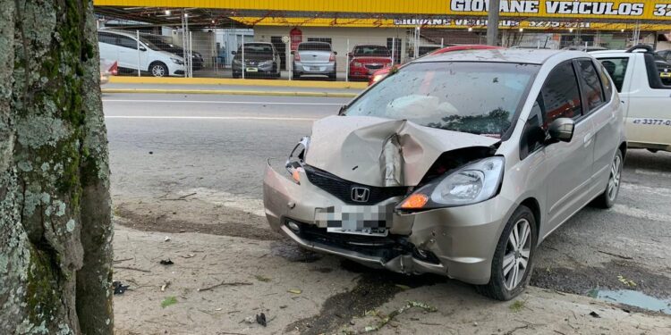[Fotos] Grave acidente envolvendo dois carros deixa mulher ferida em Jaraguá