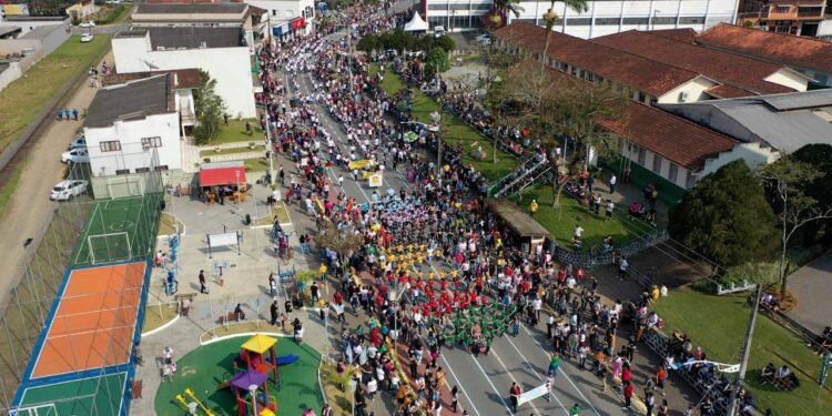 Cerca de 25 mil pessoas prestigiaram o desfile de comemoração dos 73 anos de Guaramirim