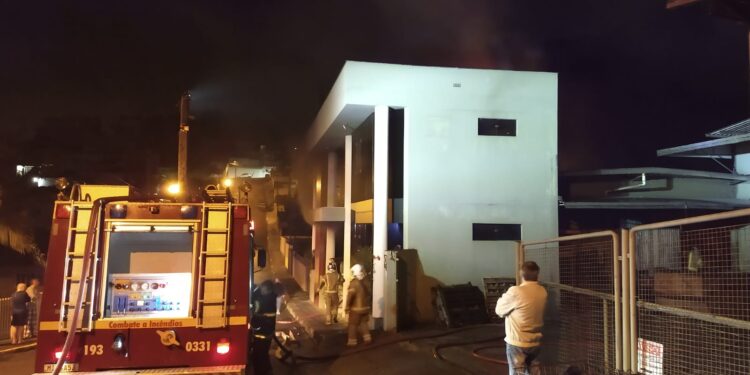 Empresa de borracha é atingida por incêndio em Jaraguá do Sul