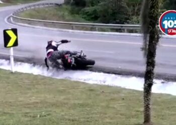 [Vídeo] Motociclista perde controle, cai em curva e sofre graves lesões na serra de Corupá