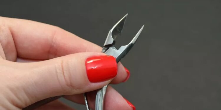 Mulher furta 26 alicates de unha e é presa em Jaraguá