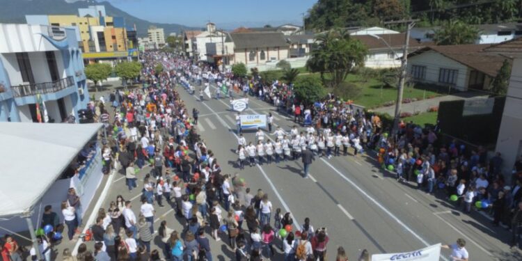 Prefeitura estima que cerca de 30 mil pessoas acompanhem o desfile de aniversário de Guaramirim