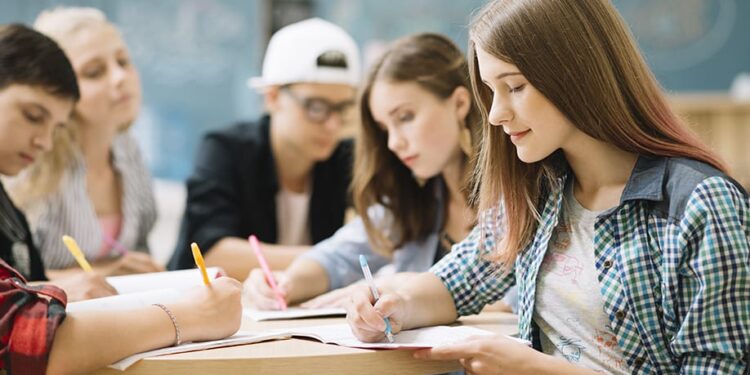 Inscrições abertas para bolsas de estudos de conclusão do Ensino Fundamental e Médio em Jaraguá