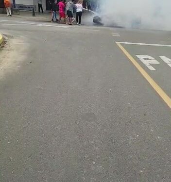 [Vídeo] Comunidade se une para apagar chamas de carro em Jaraguá do Sul