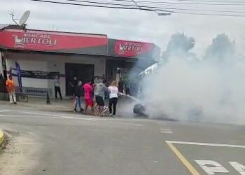 [Vídeo] Comunidade se une para apagar chamas de carro em Jaraguá do Sul