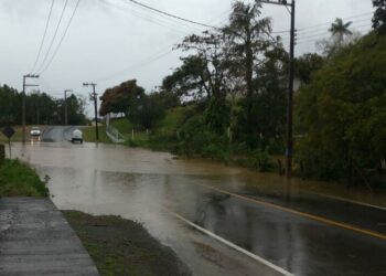 Rua Manoel Francisco da Costa, em Jaraguá do Sul, tem pontos de alagamento
