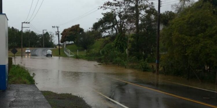 Rua Manoel Francisco da Costa, em Jaraguá do Sul, tem pontos de alagamento