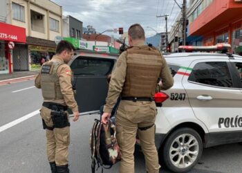 Vendedor de doces é preso após agarrar adolescente e idosa em Jaraguá