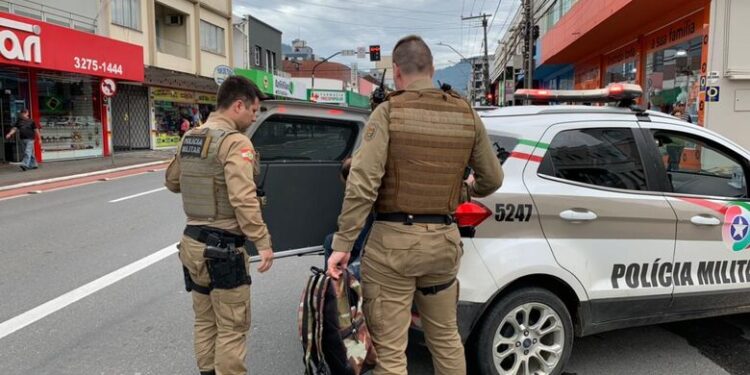 Vendedor de doces é preso após agarrar adolescente e idosa em Jaraguá