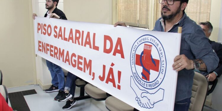 Apoio ao piso nacional da enfermagem é aprovado em Jaraguá do Sul