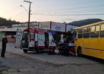 [Fotos] Moto vai parar embaixo de ônibus após acidente na SC-108 em Guaramirim