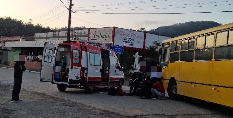 [Fotos] Moto vai parar embaixo de ônibus após acidente na SC-108 em Guaramirim