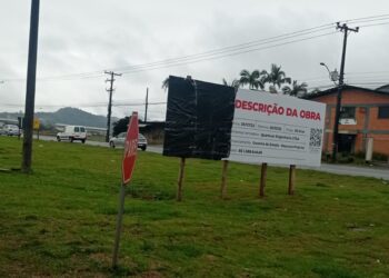 Placa atrapalha visão de motoristas na BR-280, em Guaramirim