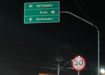 Erro de ortografia em placa de trânsito é corrigido: “Scrhoeder”