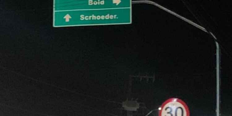 Erro de ortografia em placa de trânsito é corrigido: “Scrhoeder”