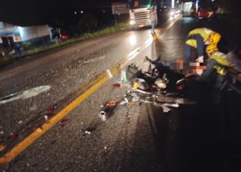 Mulher de 18 anos morre após acidente entre carro e moto na BR-280