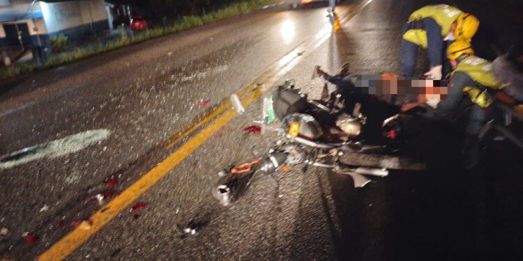 Mulher de 18 anos morre após acidente entre carro e moto na BR-280