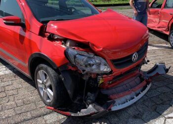 Carros colidem em cruzamento em Jaraguá do Sul