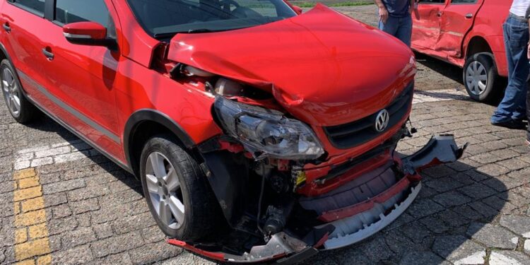 Carros colidem em cruzamento em Jaraguá do Sul