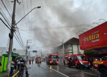[Vídeos e fotos] Incêndio atinge loja no Centro de Jaraguá do Sul
