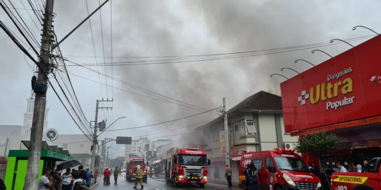 [Vídeos e fotos] Incêndio atinge loja no Centro de Jaraguá do Sul