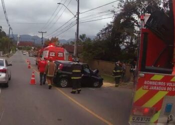 Mulher fica ferida após carro bater em muro em Jaraguá