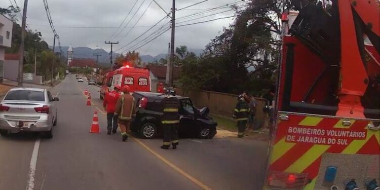 Mulher fica ferida após carro bater em muro em Jaraguá