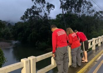 [Vídeo] Homem é resgatado após cair no rio em Schroeder