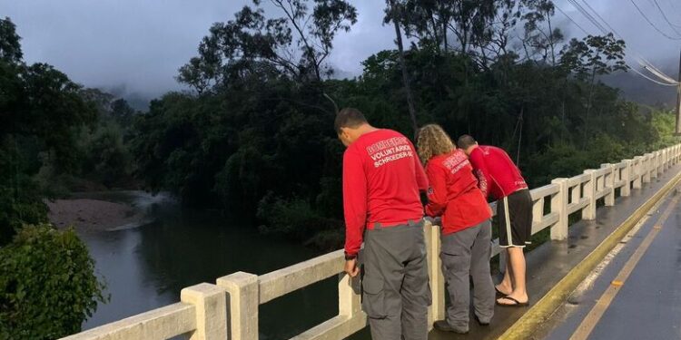 [Vídeo] Homem é resgatado após cair no rio em Schroeder