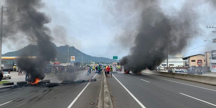 Sobe para 53 o número de bloqueios por manifestantes em rodovias de Santa Catarina
