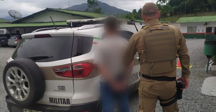 Homem que não voltou ao presídio após “saidinha” temporária é preso em Jaraguá