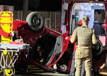 Carro capota em Jaraguá do Sul