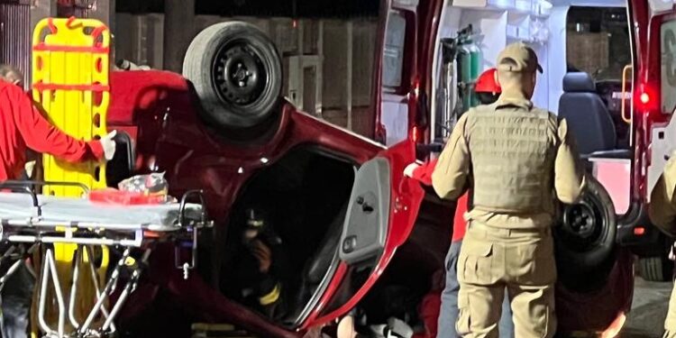 Carro capota em Jaraguá do Sul