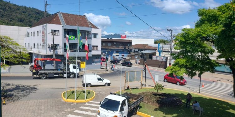 Prefeitura de Jaraguá inicia segunda etapa de implantação dos semáforos inteligentes