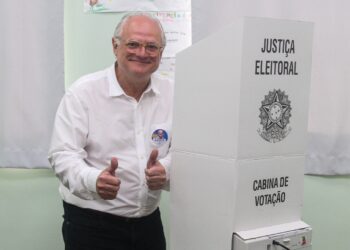 Vicente Caropreso vota no Colégio Bom Jesus, em Jaraguá