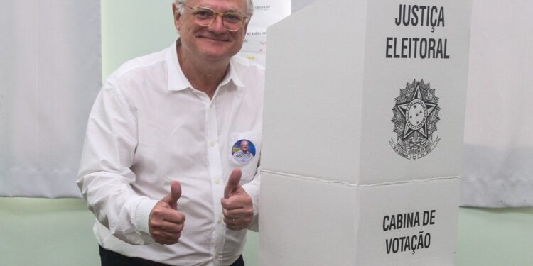 Vicente Caropreso vota no Colégio Bom Jesus, em Jaraguá