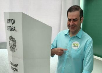 Carlos Chiodini vota em Jaraguá do Sul