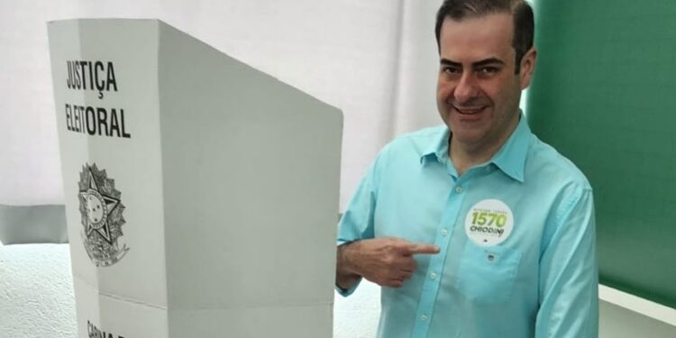 Carlos Chiodini vota em Jaraguá do Sul
