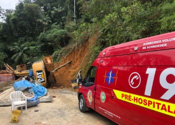 Máquina escavadeira tomba em Schroeder