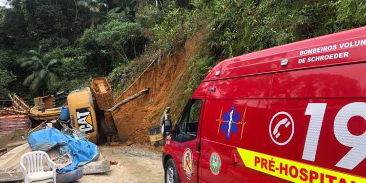 Máquina escavadeira tomba em Schroeder