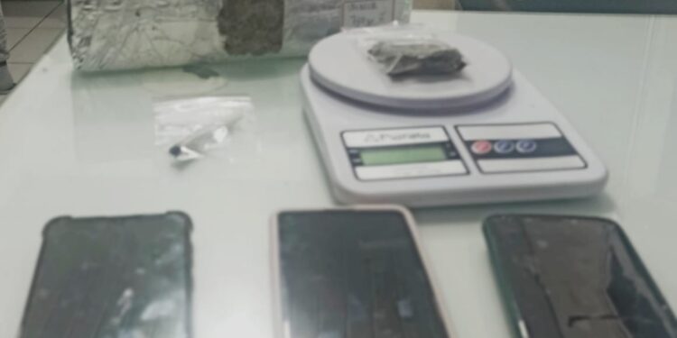 Trio de traficantes é preso em Jaraguá