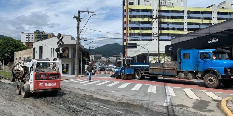 Rumo faz obras no Centro de Jaraguá do Sul, causa transtornos e recebe multa