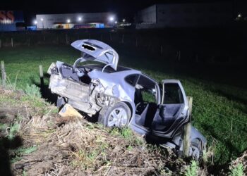 Carro sai da pista após colisão na SC 108, em Guaramirim
