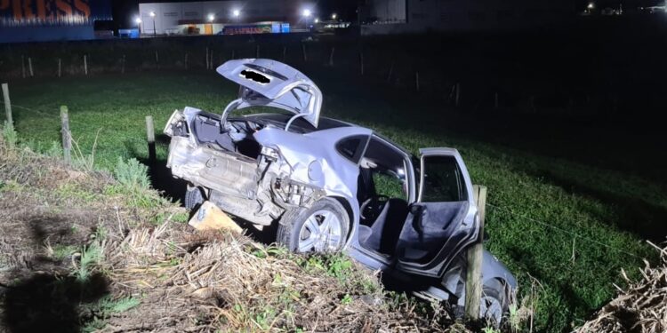 Carro sai da pista após colisão na SC 108, em Guaramirim