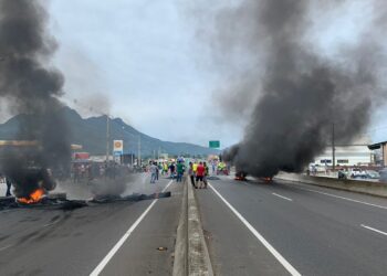 [Vídeo] Manifestantes ateiam fogo em pneus e bloqueiam BR-280 em Guaramirim