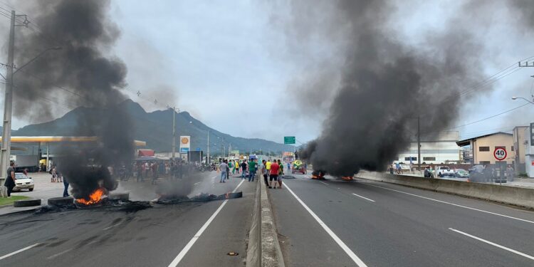 [Vídeo] Manifestantes ateiam fogo em pneus e bloqueiam BR-280 em Guaramirim