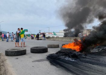 [Vídeo] Manifestantes ateiam fogo em pneus e bloqueiam BR-280 em Guaramirim