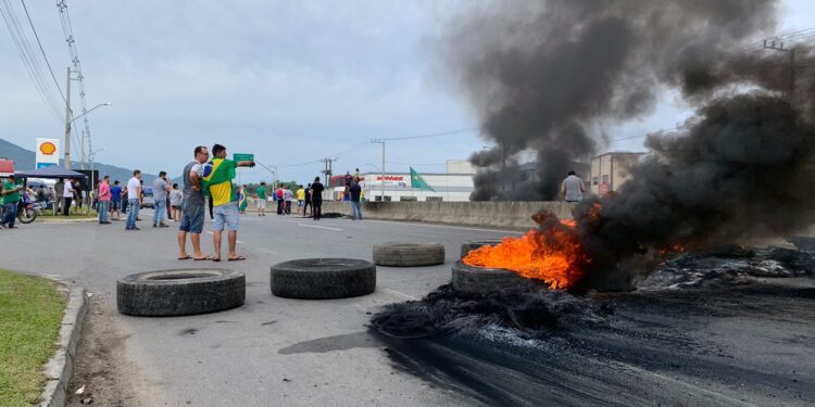 [Vídeo] Manifestantes ateiam fogo em pneus e bloqueiam BR-280 em Guaramirim