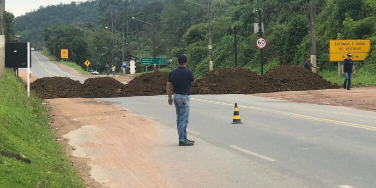 [URGENTE] BR-280, em Corupá, é fechada por manifestantes pró-Bolsonaro